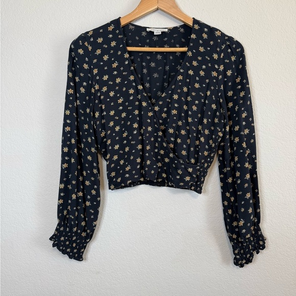 American Eagle Black Ditsy Floral Long Sleeve V Neck Smockec Crop Top Blouse MED - Picture 2 of 11